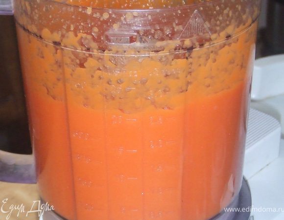 Тыку очистить, отварить и сделать пюре.  Затем, нам понадобится 2 глубокие миски. В одной нам нужно смешать пюре с яйцами, оливковой маслом, водой, ванилином и сахаром. 
  В другую миску просеиваем муку, добавляем соду, соль специи. Затем, соединяем все ингредиенты, и взбиваем миксером. Затем тесто вылить в форму, и ставим в предварительно разогретую духовку до 175С, и выпекать примерно 60мин. 