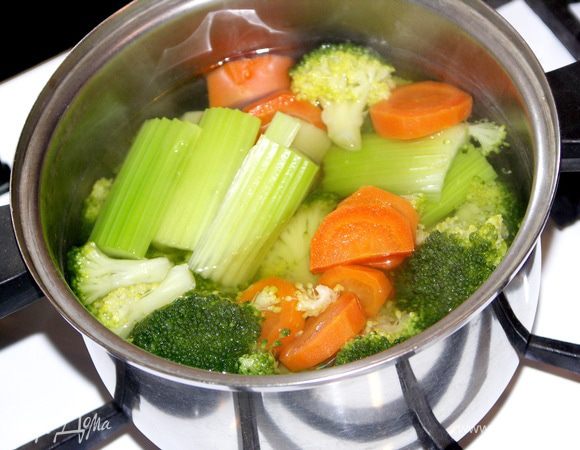 1 вариант:Отварить овощи в 2 стаканах воды на среднем огне до готовности.