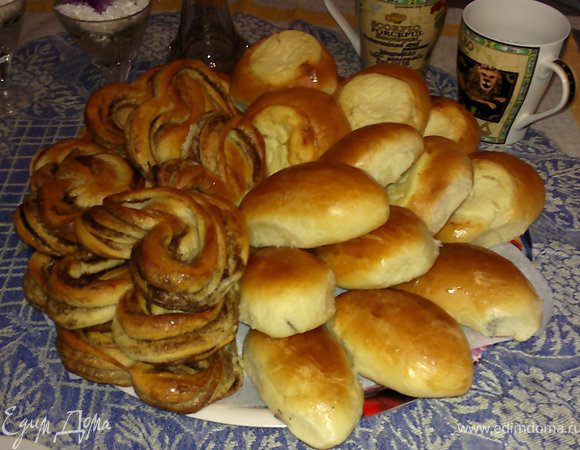 Начинку можно использовать совершенно любую, я часто делаю плюшки с корицей и сахаром. Шарик теста раскатываю в тонкий овал, смазываю его маргарином, посыпаю сахаром и корицей, сворачиваю его в рулетик, края слепляю между собой, с противоположной стороны делаю надрез не доходя до слепленных кончиков, получается аппетитное сердечко! После расстойки смазываю изделие яйцом, посыпаю сахаром и выпекаю.