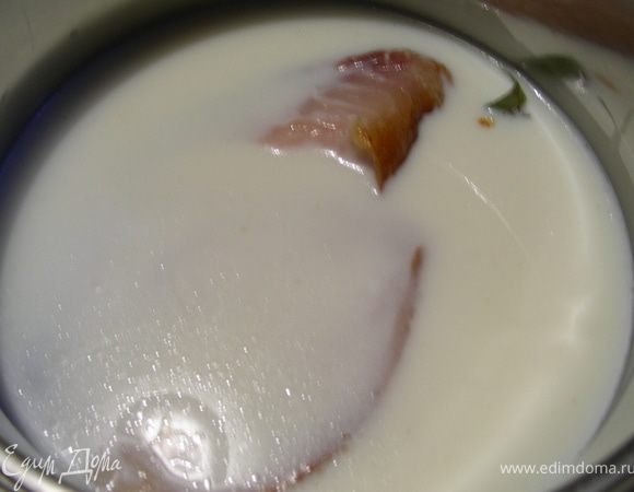 Рыбу очищаем от кожи и костей, кладем в кастрюльку с молоком и лавровым листом и доводим до кипения. Варим на среднем огне 5 минут. Достаем рыбу и лавровый лист, разбираем ее на кусочки, Отвар сохраняем.
