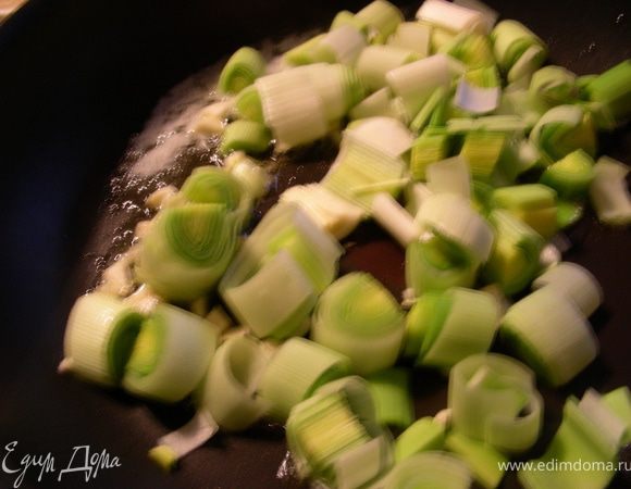 Лук-порей нарезаем полукольцами, чеснок мелко рубим и обжариваем их на смеси растительного и сливочного масел 2 минуты. 