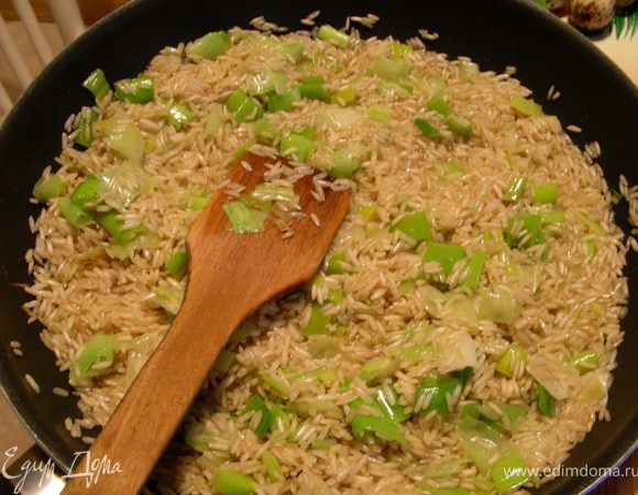 Добавляем рис и обжариваем пару минут, чтобы он пропитался маслом. 