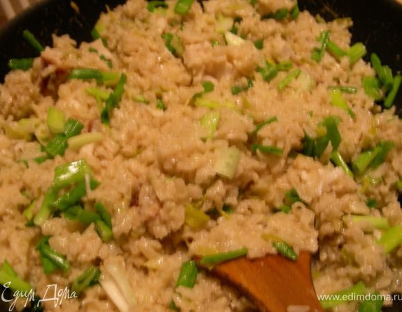 Вливаем вино и выпариваем его. Затем порциями вливаем бульон, периодически помешиваем. Так готовим минут 15. Добавляем молочный отвар и готовим еще минут 5. Добавляем зеленый лук и кусочки рыбы и готoвим еще 2 минуты. Солим, перчим, по желанию можно добавить немного сливочного масла.
