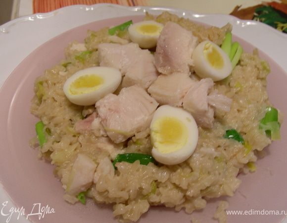 Ризотто предлагается подавать вместе с яйцом-пашот. Я решила просто отварить перепелиные яйца. Выкладываем ризотто на тарелки, сверху выкладываем яйца, можно украсить небольшими кусочками рыбы. Приятного аппетита))