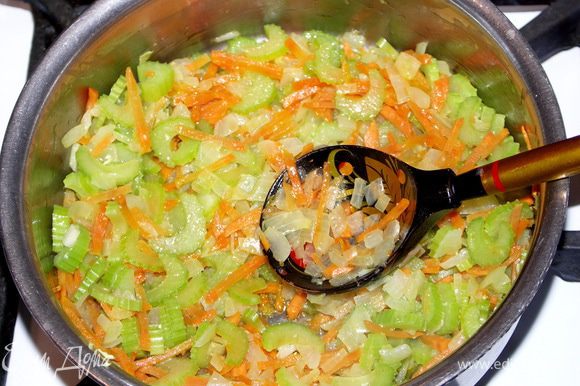 2 вариант: лук,морковь и сельдерей мелко порезать и пассировать в сливочном масле на маленьком огне до мягкости.