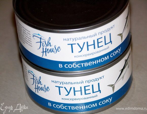 Измельчить готовые овощи в блендере.Туда же добавить и измельчить до мелкого пюре тунца вместе с соком.Выложить пюре обратно в кастрюльку.