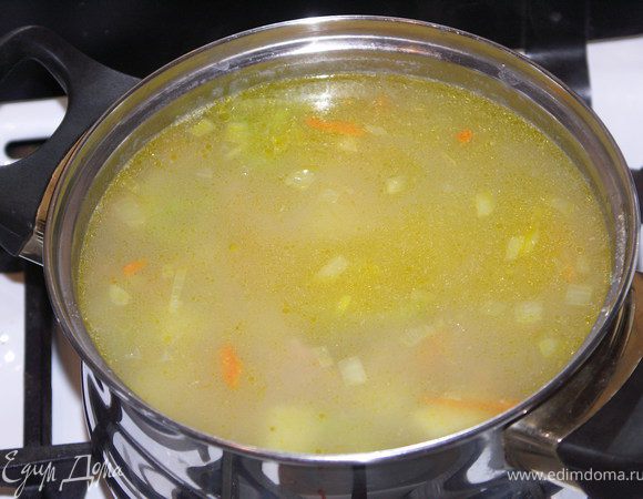 Картофель нарезать кубиками и отварить до готовности в литре(примерно) воды.Добавить к картофелю пассированые овощи.