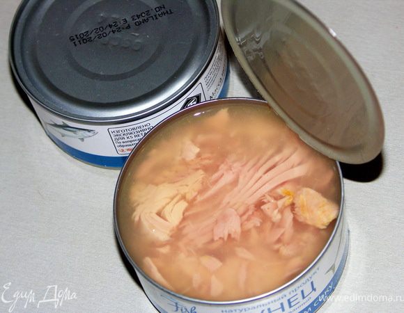 Следом отправить тунца вместе с соком.