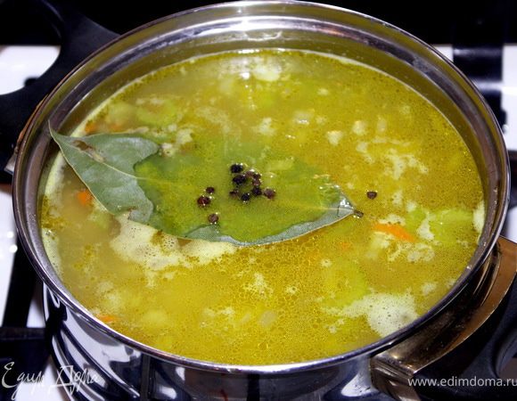 Посолить,добавить пряности и потомить ещё мин 10.Выключить огонь.