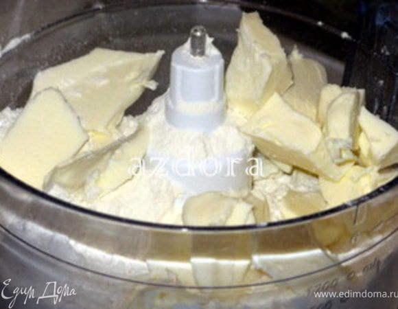 Муку и кусочки мягкого масло прокрутить в комбайне меньше минуты.
