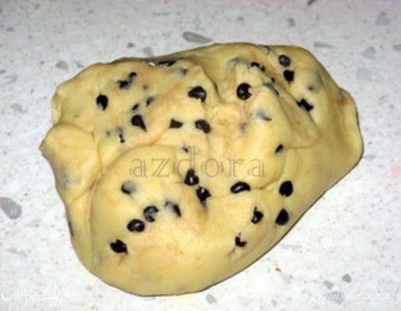 Затем вручную подмешать шоколадные капли.
