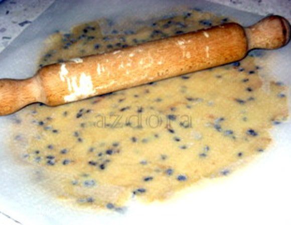 Перенести тесто на лист пергамента.Накрыть другим листом и раскатать скалкой в слой теста примерно с палец толщиной.
