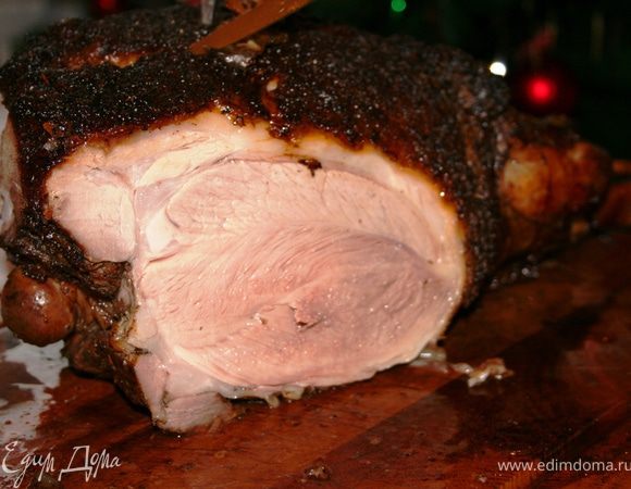 Снимите кожу со свиной ноги, если купили с кожей (еще раз обращаю внимание, на мясе обязательно должен оставаться одно-двух сантиметровый слой сала. Обычно сало срезают, но без сала мясо получится сухим). Чтобы снять кожу, переверните ногу, надрежте кожу ножом вдоль ноги и пролезая пальцами между кожей и салом вы довольно легко отделите кожу от ноги.