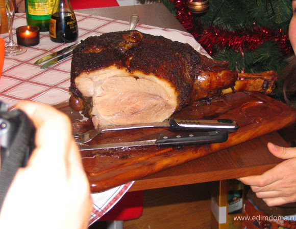 Не переворачивая ногу нащупайте часть тазовой кости. Ее надо вырезать, для этого аккуратно небольшим ножом начинайте срезать мясо с нее. Выворачивайте кость и найдите сустав. Обрежте вокруг сустава жилы и продолжайте обрезать мясо с тазовой кости.

Посмотрите внимательно на ногу. В остаточном весе у вас должно получиться около 7-9 килограмм. Там где очень толстый слой сала, его надо аккуратно срезать, оставив на мясе одно-двух сантиметровый слой.