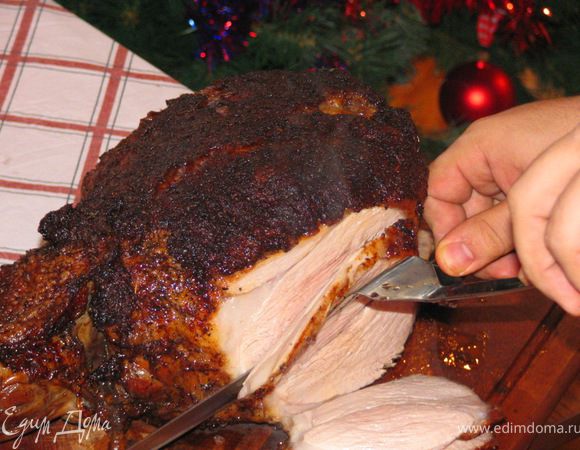 Нарезайте мясо большими тонкими пластами и поливайте получившимся соусом.