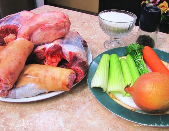 Для вкуса можно понабрать много чего, например свиную кожу, которая у вас осталась после приготовления свиной ноги по-моему рецепту Главное, чтобы были два первых ингредиента, то есть говяжья голень и свиные копытца. Попросите мясника разрубить голень на четыре части: вдоль и пополам. Свиные ножки просто вдоль Не бойтесь осколков костей - их все равно будет много и надо будет упорно их выбирать.