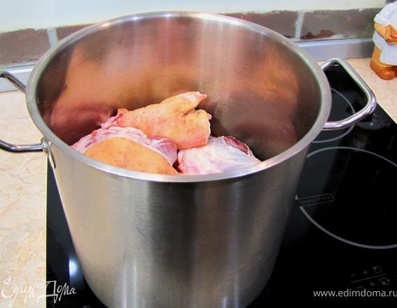 Не допускайте того, чтобы мясо полностью заполнило кастрюлю. Для этого возьмите ДЕЙСТВИТЕЛЬНО большую кастрюлю)))