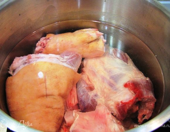 Залейте холодной водой, чтобы вода накрывала мясо на 5 сантиметров выше. Поставьте на средний огонь.