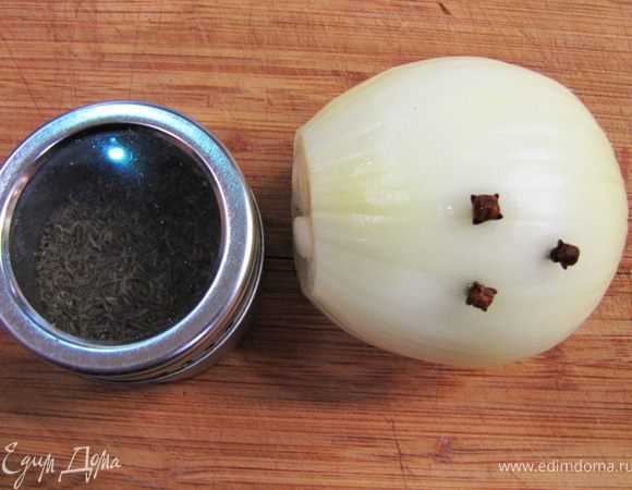 Очистите лук, морковь. В лук воткните гвоздику. Так в конце варки не придется их потом искать, чтобы выкинуть.