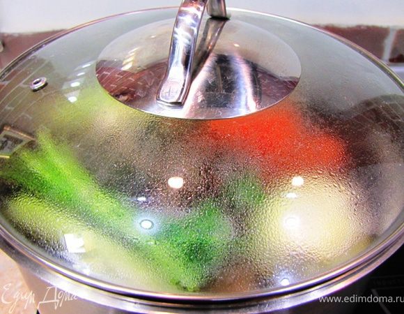 Посолите. Прикройте крышкой и убавьте до минимума огонь. Вода должна еле-еле кипеть (пузырьки должны появляться по-одному). Варите мясо в течение как минимум четыре часа.