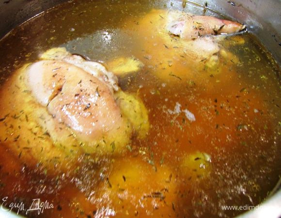 Выключите огонь, выбросьте все овощи и травы. Здесь я вычерпал весь жир, так как я не люблю жир в холодце и чтобы потом не мучиться и не соскабливать его с застывшего холодца.