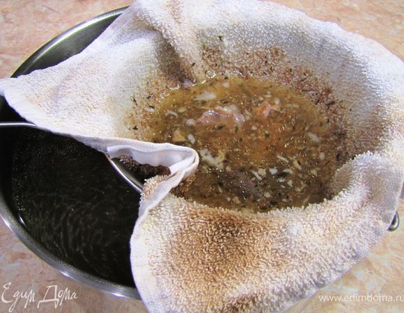 Возьмите другую кастрюлю примерно такого же размера, т.к. будете в бульон добавлять мясо. Процедите в новую кастрюлю бульон через муслин, кухонное полотенце либо в несколько раз сложенную марлю.