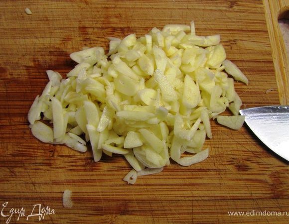 Разрежьте зубчик пополам вдоль и нашинкуйте поперек. Сделайте тоже самое со всеми зубчиками. Положите чеснок в бульон и размешайте. Посолите еще раз бульон. Солить надо крепко, т.к. в холодце ощущения соли значительно занижаются. У меня ушло около двух столовых ложек.