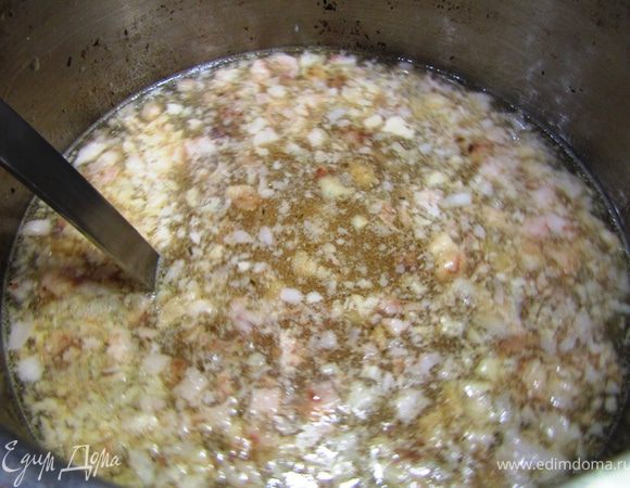 Выкладывайте мясо в бульон по мере того, как будете с ним расправляться. После благополучного отправления мяса в бульон, хорошенько размешайте холодец (или хаш?).