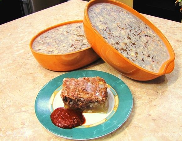 Разрежьте холодец прямо в форме на квадраты или ромбы. Употребляйте с моей аджикой, не моей горчицей или просто так. Лично мне очень понравилось сочетание холодца и квашенной капусты по рецепту Олеси с лучком и оливковым маслом