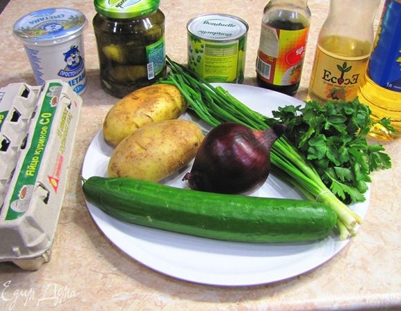 Отвариваем картофель в воде на маленьком огне под крышкой в течение 30 минут. Убедитесь, что картофель сварился, проткнув тонким длинным ножом.