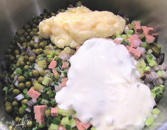 Сложите все ингредиенты в соответствующую емкость. Туда же положите майонез и сметану. Откройте банку с горохом. Сок можете вылить, горох положите в емкость. Посолите, поперчите и хорошо перемешайте. Будет лучше, если вы дадите постоять салату в холодильнике полчаса.