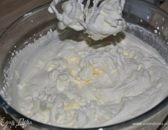 Сливки взбить до устойчивых пиков.