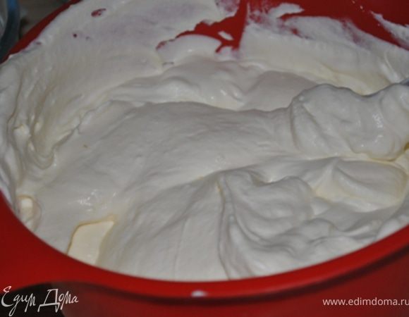 Смешать обе массы. В горячей воде растворить желатин и добавить в творожную смесь. Перемешать.