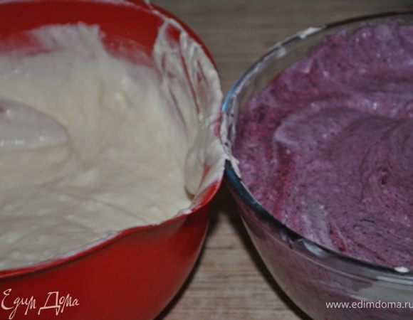 Чернику размолоть блендером. Добавить к ней половину творожной смеси, хорошо перемешать.