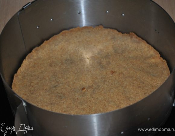 Вокруг формы с коржом поставить кольцо для торта или сделать высокий бортик из фольги.