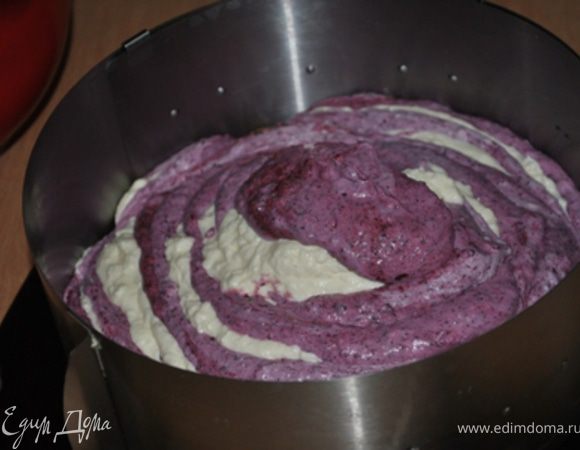 Выкладывать поочередно фиолетовую и белую массы, пока они не закончатся. Поставить в холодильник для застывания на 2-3 часа.