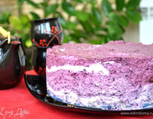 Освободить торт от кольца, аккуратно проведя ножом между ними