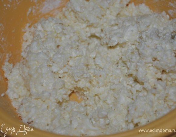 Приготовить начинку(только перед самим процессом «формирования»-иначе, начинка «потечёт»):слегка взбить яйцо с сахаром. Добавить творог, крахмал и натертую лимонную цедру.