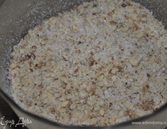 Приготовить штрейзель. Орехи измельчить в блендере. Орехи смешать с сахаром (можно добавить 1 чайн. ложку корицы).