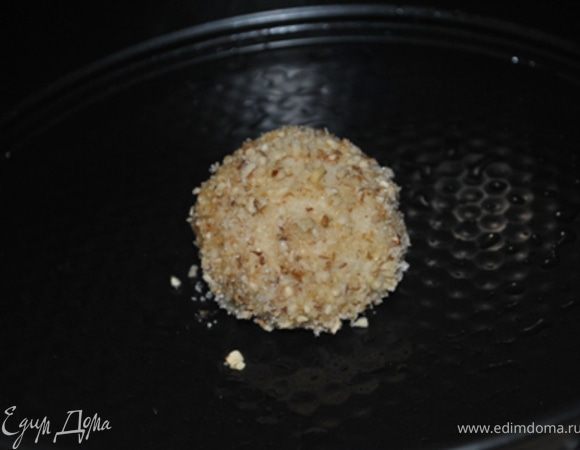 Руками размять каждый «шарик», на середину выложить 1 ст. ложку начинки и закрыть ее со всех сторон придавая тесту форму "шарика".
Шарик окунуть в растопленное масло.
Затем обвалять в ореховой смеси.
Форму смазать маслом. «Шарики» выложить в форму. 