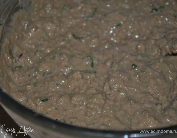 Печень отварить,лук обжарить до легкого золотистого цвета.
Всё это измельчить в блендере, добавить яйца, манку, соль, перец.