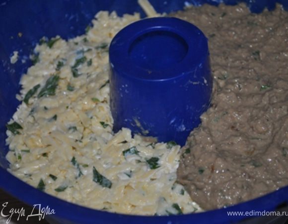 Выложить в силиконовую форму слоями: половина печеночной массы, сырная, оставшаяся печеночная. 
Запекать при 180-200 гр. 35-40 минут.