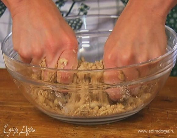 Приготовить крошку: соединить муку, соль, кедровые орехи, молотый миндаль, миндальные хлопья, оставшиеся сахар и масло и растереть руками.