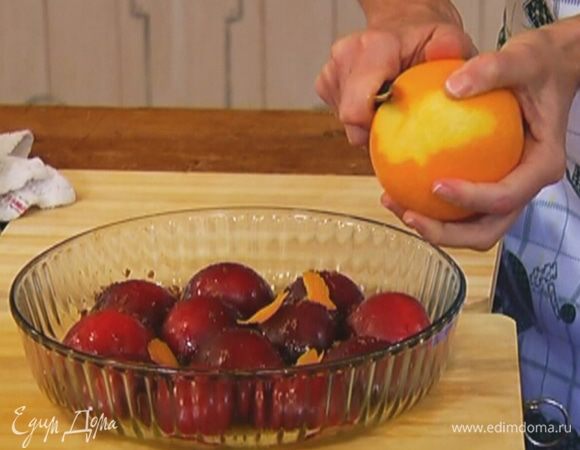 С апельсина срезать ножом несколько кусочков цедры, выжать из него сок.