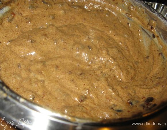 50 г сливочного масла растереть до бела с 50 г сахара. Вбить яйца, подмешать просеянную муку, разрыхлитель, ванильный сахар и корицу. Добавить йогурт, мелко нарезанные финики и пюре. Перемешать.