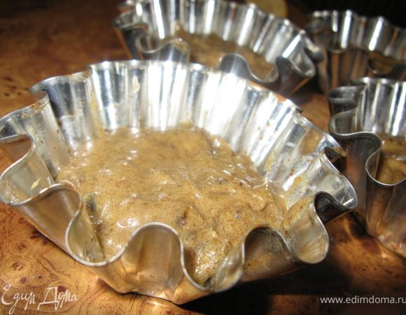 Выложить тесто в 4 смазанные маслом  формочки для кексов. 