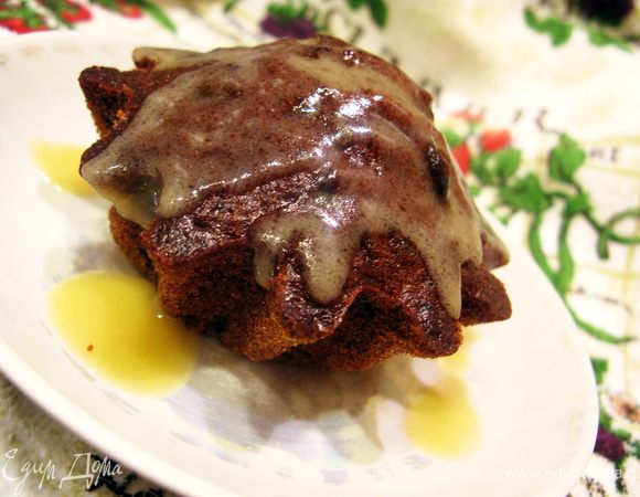 Приготовим карамель: сливки нагревать, помешивая, с коричневым сахаром и 115 г сливочного масла, пока сахар не раствориться и масса не загустеет. Кексы вынуть из формочек. Каждый полить карамелью. Очень вкусно! Наслаждаемся!!!