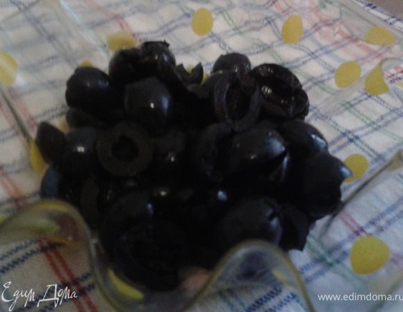 маслины разрезать на 2 части