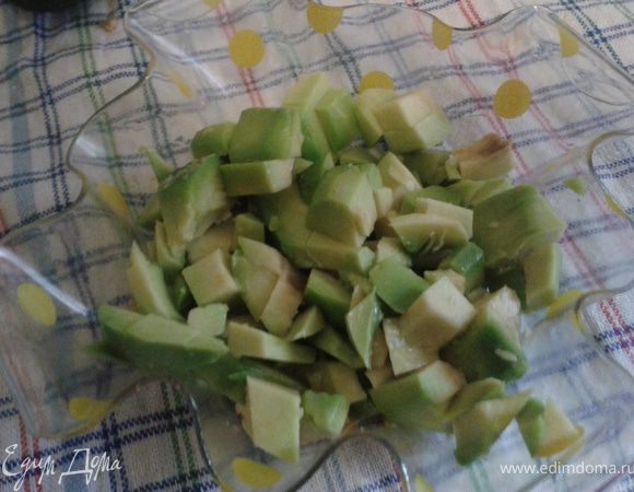 авокадо освободить от кожуры и косточки,взбрызнуть соком лимона,чтобы не потемнело,нарезать небольшими кубиками