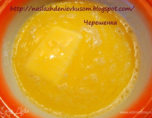 Затем снять молоко с огня и добавить сливочное масло, перемешивать, пока масло не растает.